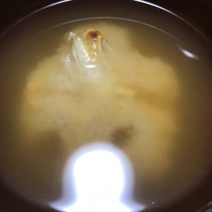 カニを食べた後のお楽しみ！カニの殻で作る味噌汁